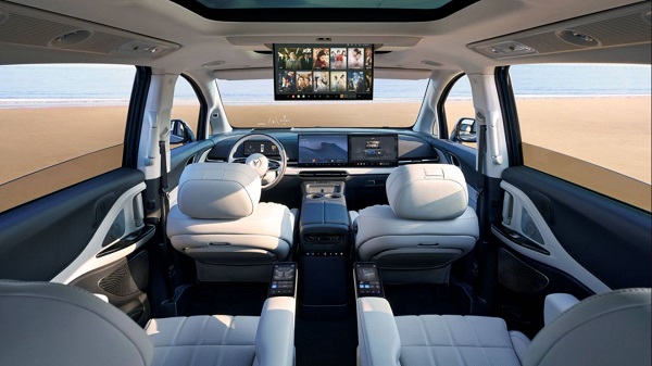 Lantu Dreamer triple-screen cockpit